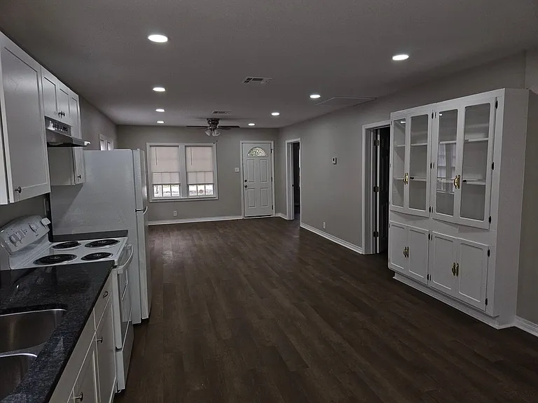 709 S Olive St — Photo 6