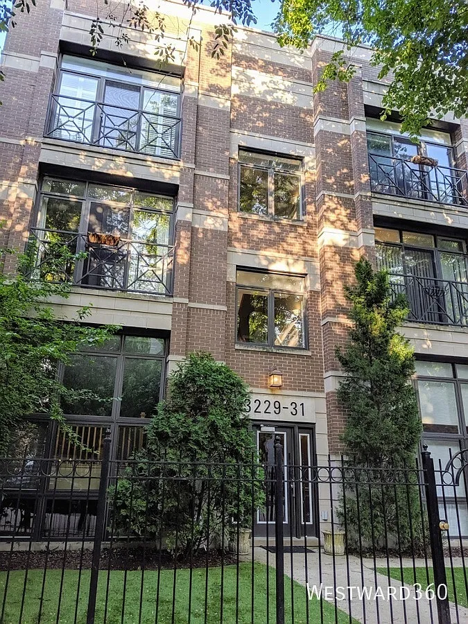 3231 N Clifton / 3 bed - 3 bath / Lakeview / Available 9/1 — Photo 1