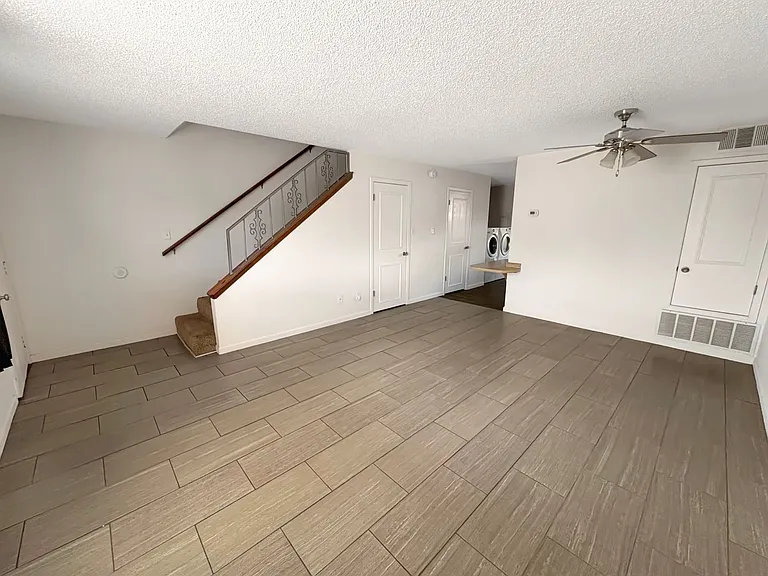 1106 N Sanger Pl — Photo 2