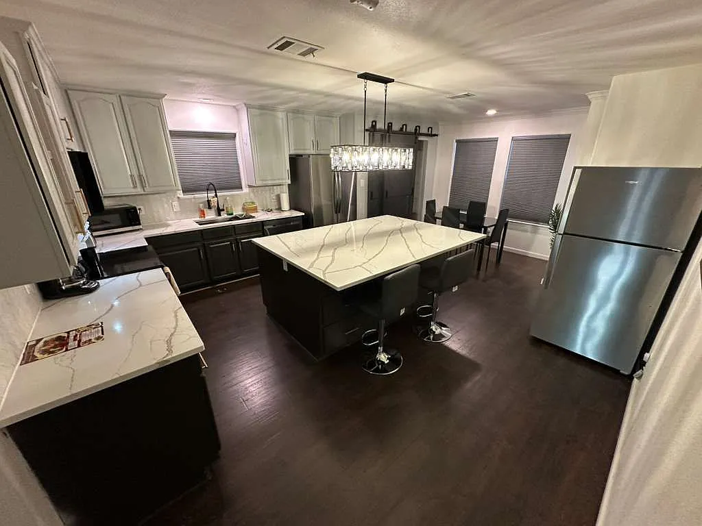 1 bed, 2.0 bath, 2580 sqft, $700 — Photo 2