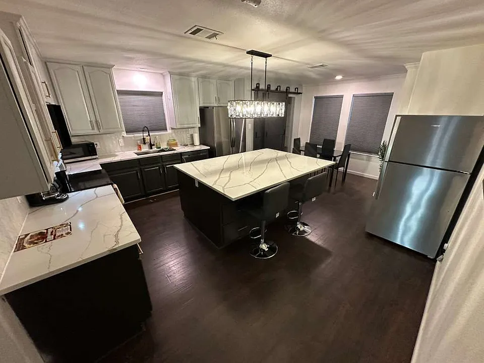 Shared kitchen & bathroom tidy, quiet, and well-maintained