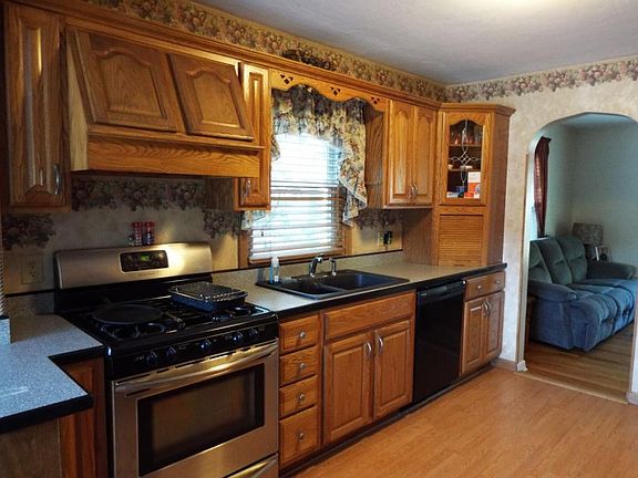 4th image of 8 Prentice Blvd