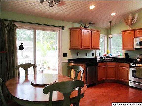 3rd image of 827 Woodwild Dr