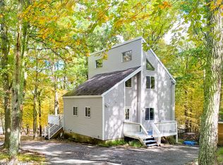 104 Bishop Ct, Bushkill, PA 18324