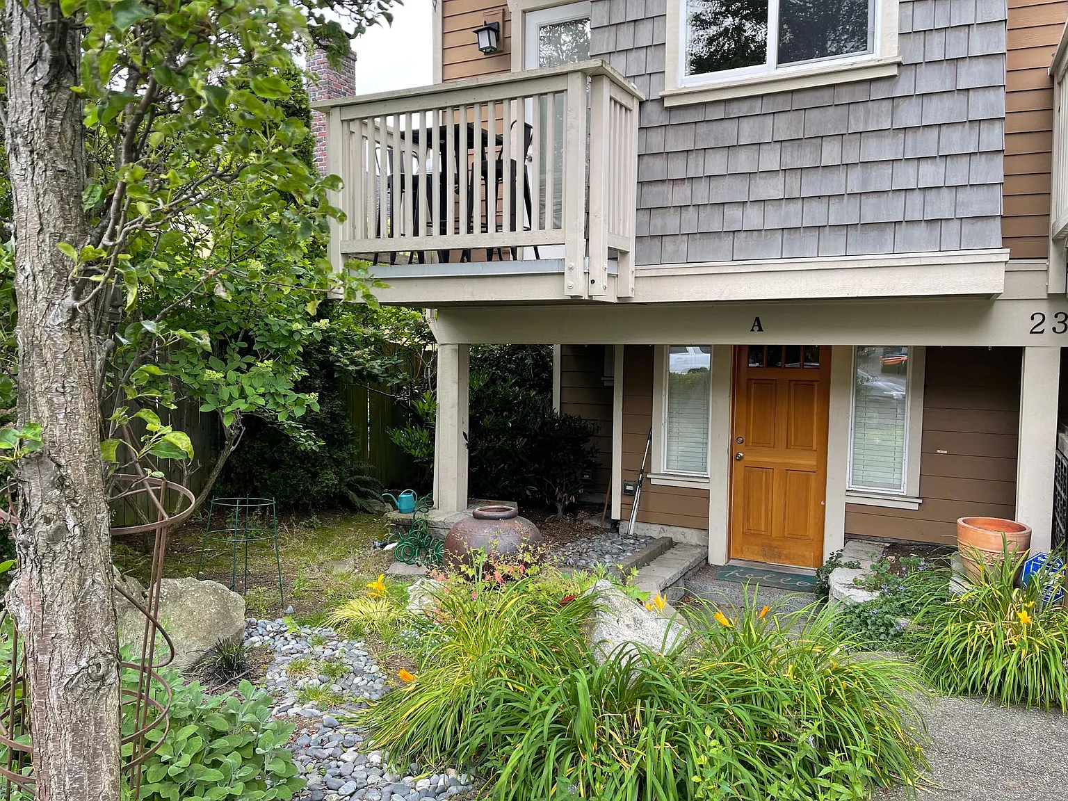2337 Yale Ave E — Photo 2