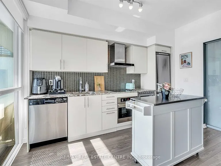 352 Front St W #1413 — Photo 16