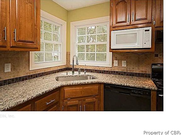 4th image of 2689 Charmaine Dr