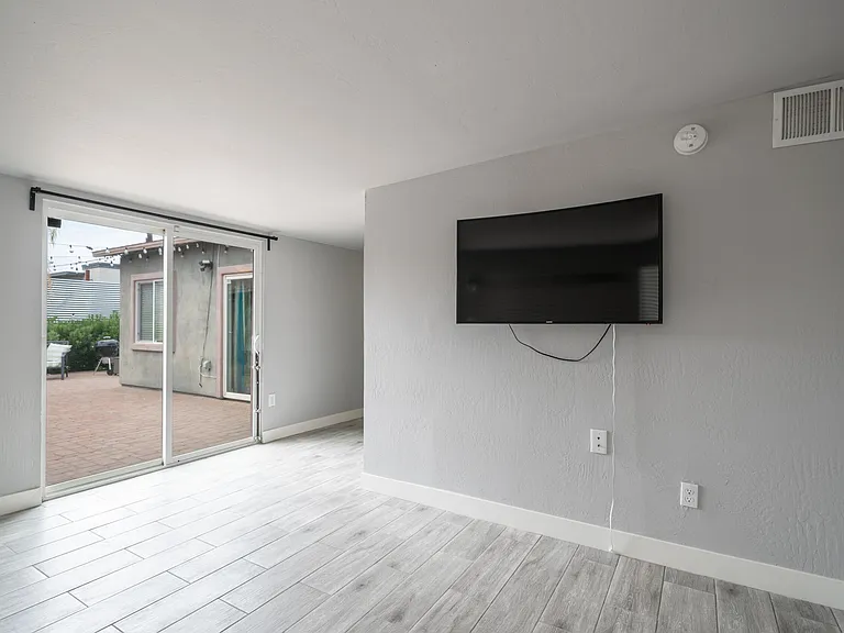717 E Palmaire Ave — Photo 12