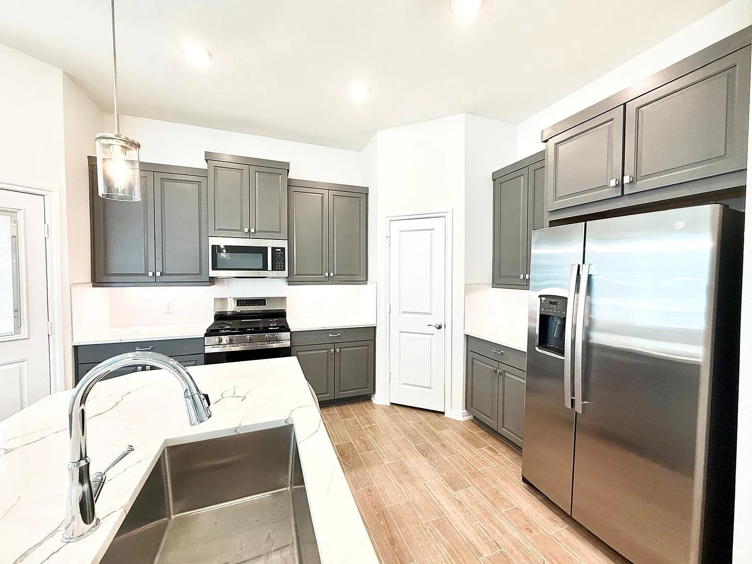 3 bed, 2.5 bath, 1982 sqft, $2,250 — Photo 4