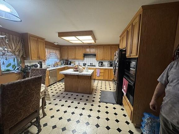 3rd image of 8174 Silverleaf Way