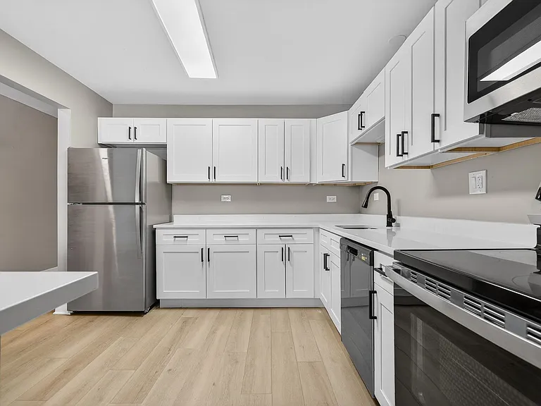 Lakeside Village Apartments — Photo 56