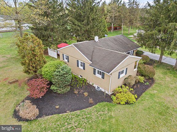 3rd image of 1030 Walt Rd