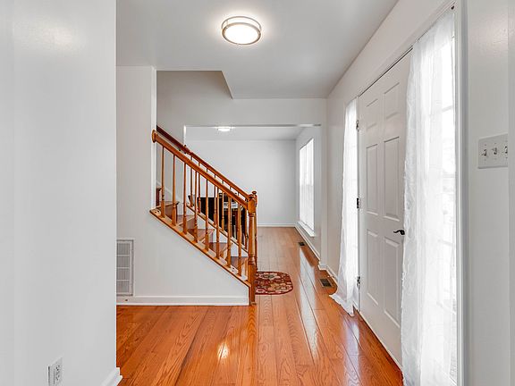 4th image of 716 Brookwood Glen Ter