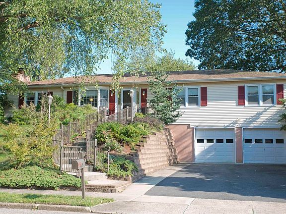 3rd image of 825 Regency Ct
