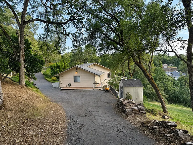 1049 Woodside Ln — Photo 46