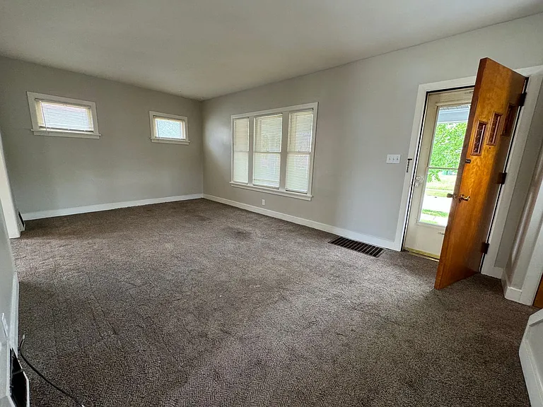 220 John St — Photo 11
