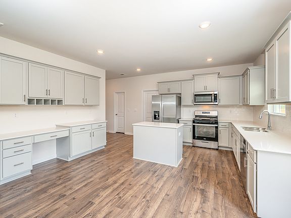 5th image of 204 Giant Oak Ave