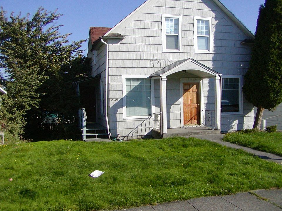 Front yard. 2305 uses the side entrance.