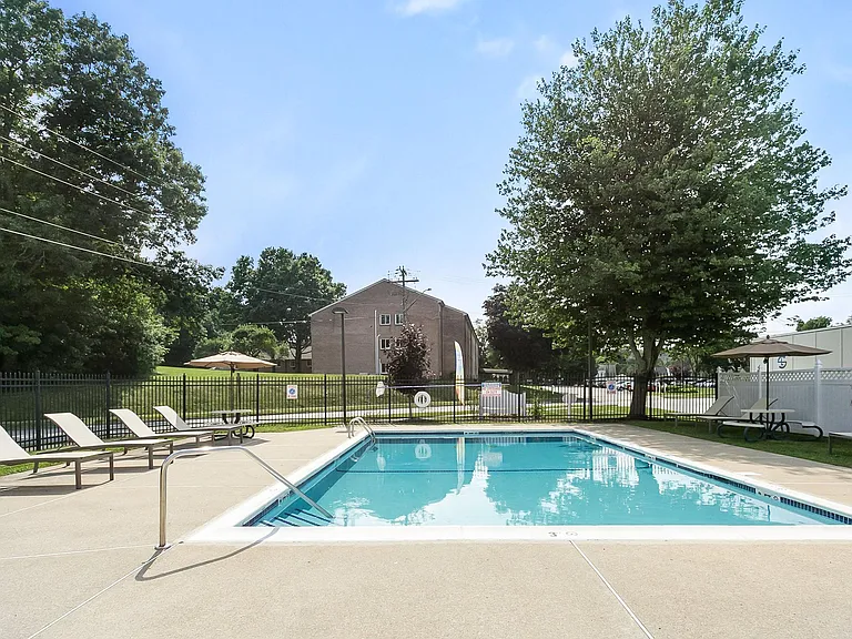 Rose Hill Apartments — Photo 8