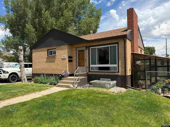 915 8th St, Rawlins, WY 82301
