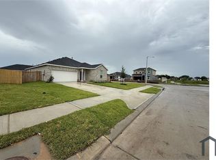 423 Amy St, Angleton, TX 77515
