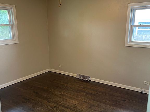 3 large bedrooms with new ceiling fans