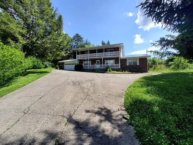 1231 Village Dr — Photo 2