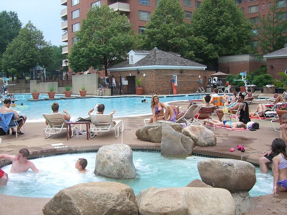 1st image of 1121 Arlington Blvd N #0