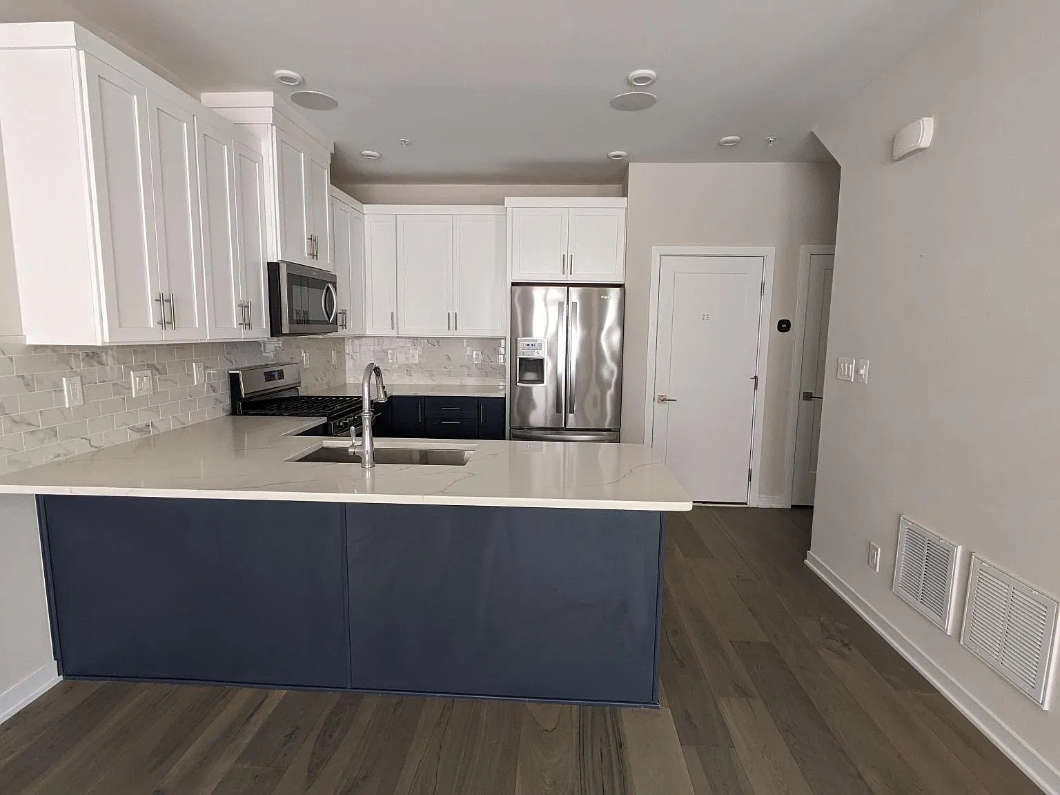 3 bed, 2.5 bath, 1525 sqft, $3,400 — Photo 2