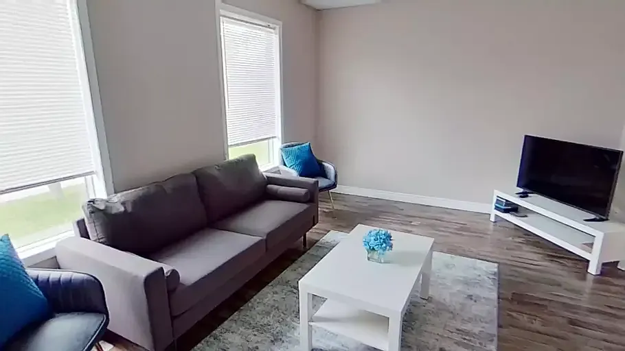 3 bed, 1.0 bath, $2,200 — Photo 2