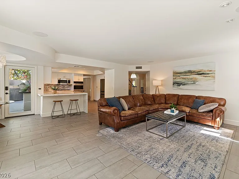 2233 Versailles Ct — Photo 39