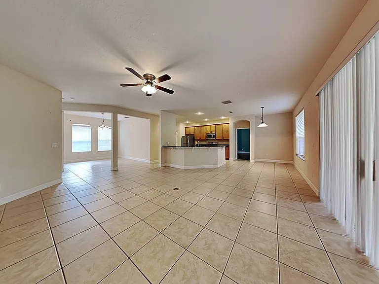 589 Errol Pkwy — Photo 3