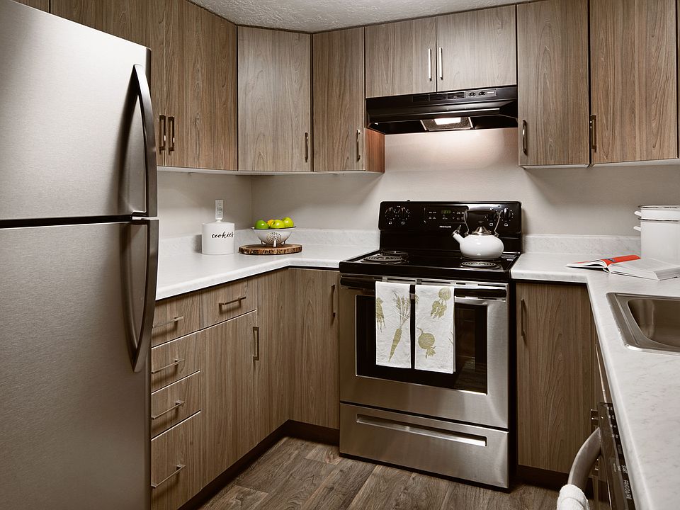 Clover Creek Apartments Kitchen Stove and Cabinets