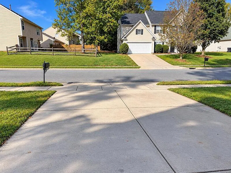 4 bed, 2.5 bath, 1618 sqft, $2,140 — Photo 3