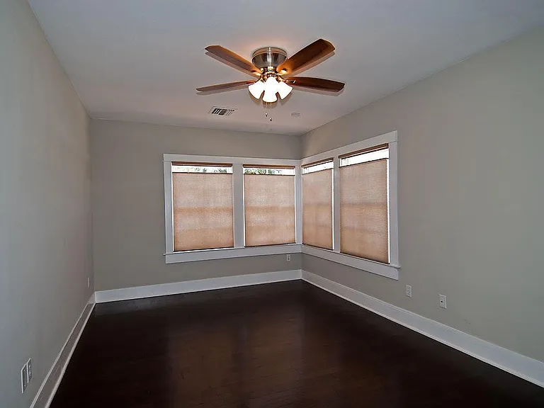 Rear Master bedroom (16'4" x 10'1")