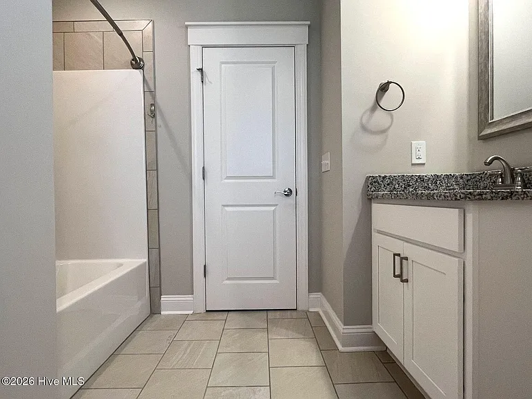 404 Endicott Ct — Photo 3