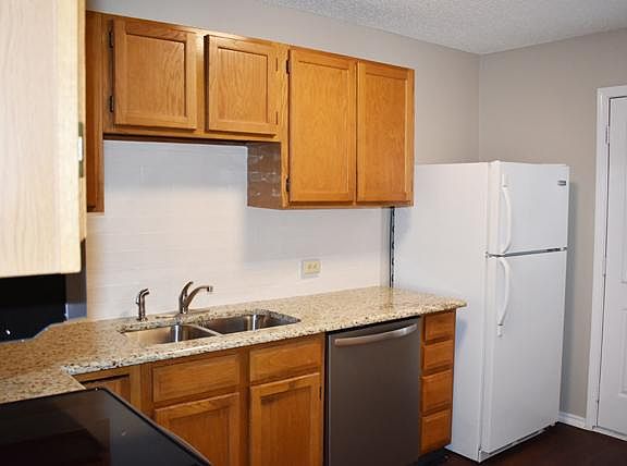 4th image of 204 E Denton Dr