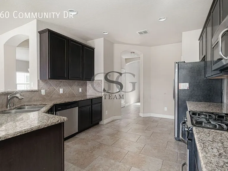 660 Community Dr — Photo 4