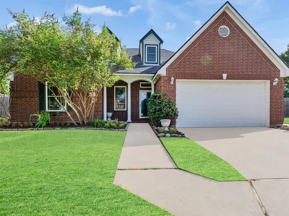 121 Jamestown Ave, Clute, TX 77531