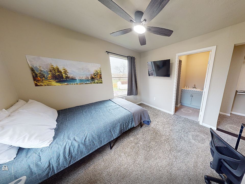 Room with bath. Couple allowed.