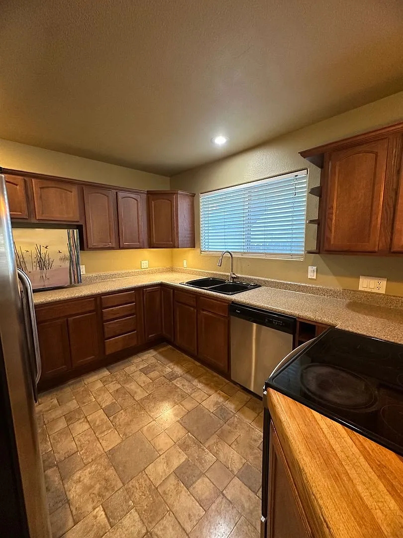 Spacious 2 Bed 1 Bath Downtown With Off Street Parking — Photo 3