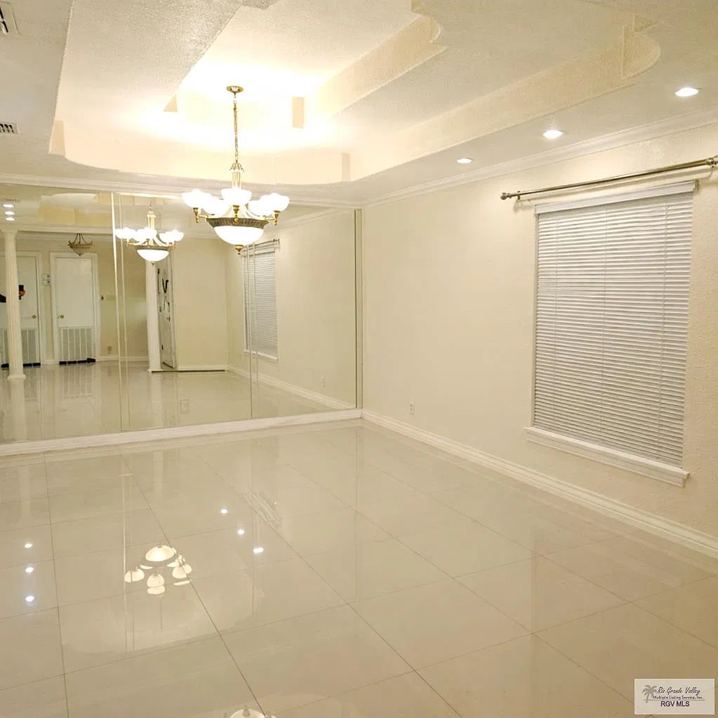 5 bed, 3.0 bath, 2522 sqft, $2,300 — Photo 3
