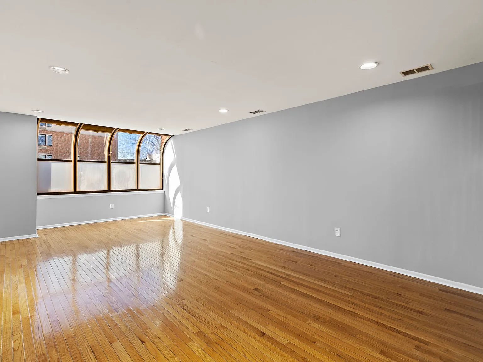 3 bed, 2.5 bath, 1800 sqft, $4,200 — Photo 2