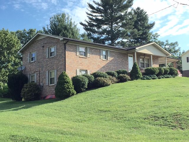 1st image of 386 Cloverdale Ln