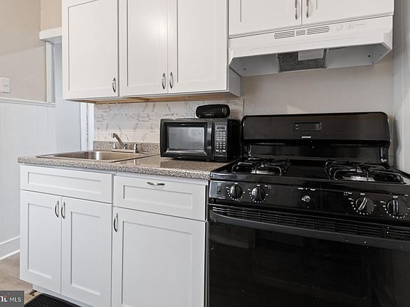 4th image of 171 Lewis Ave