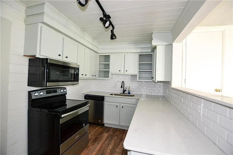 2nd image of 420 E 9th St