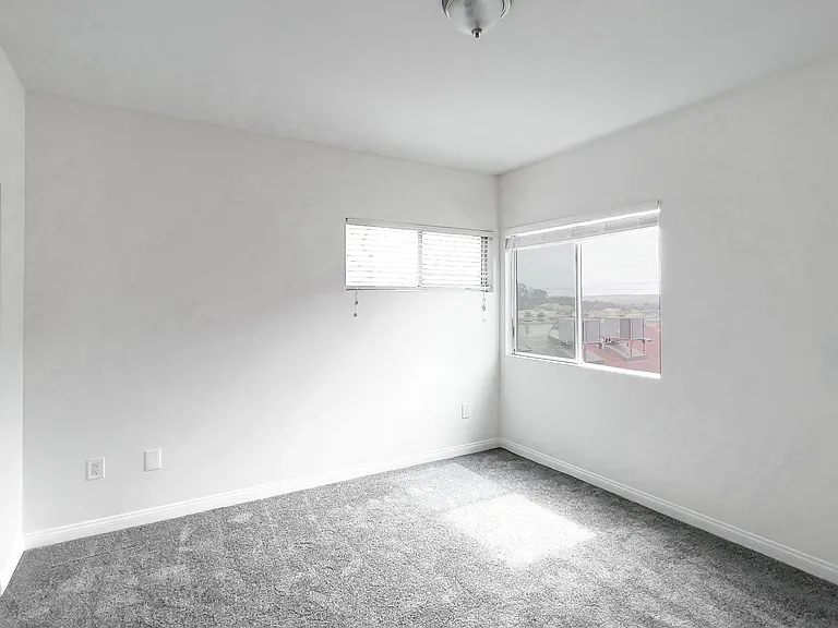 Gorgeous Townhome w/ Rooftop Deck and Ocean Views Near USD — Photo 22