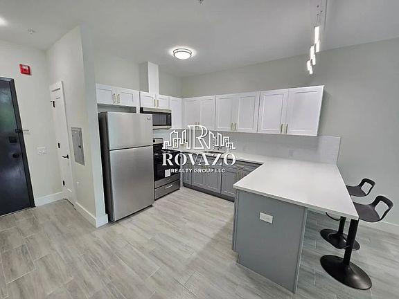 4th image of 130 Ellis Ave #204