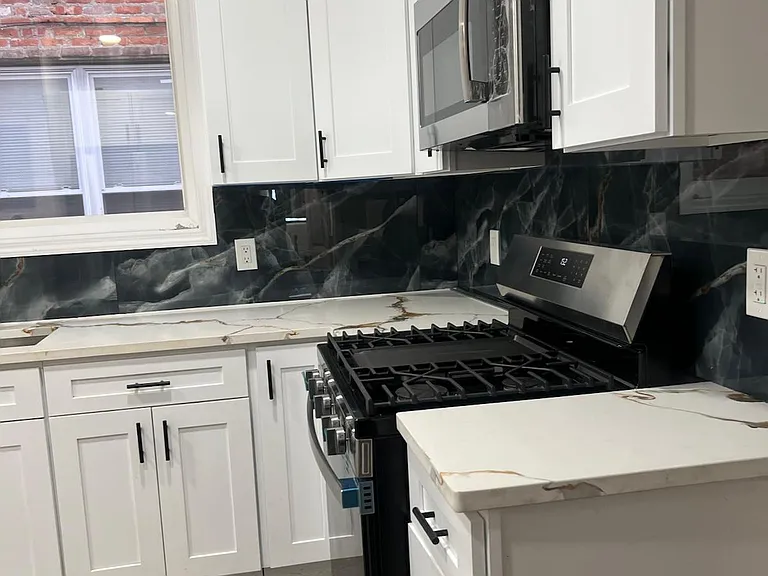 174 E 54th St #1A — Photo 3