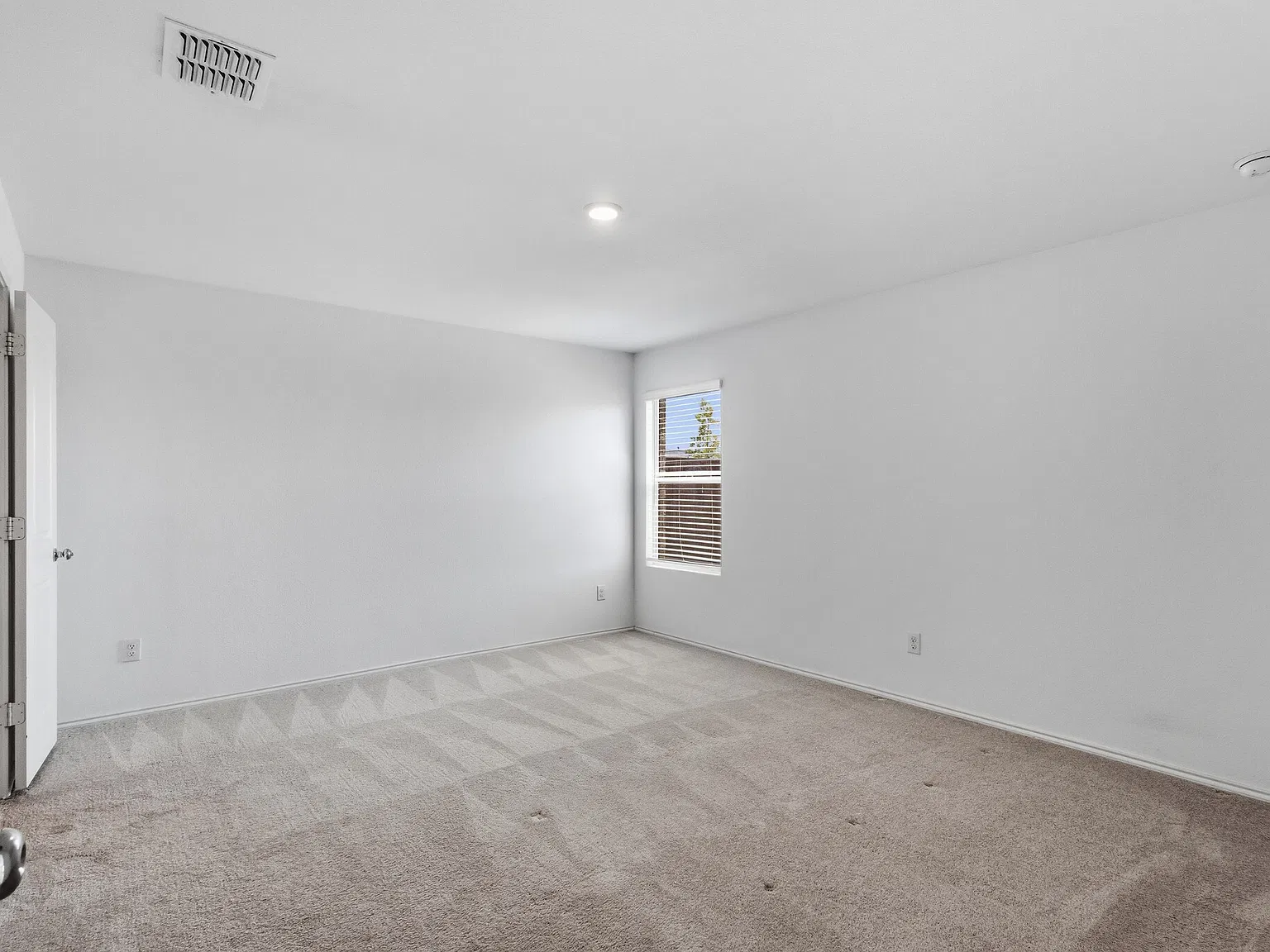 4 bed, 1723 sqft, $2,100 — Photo 2